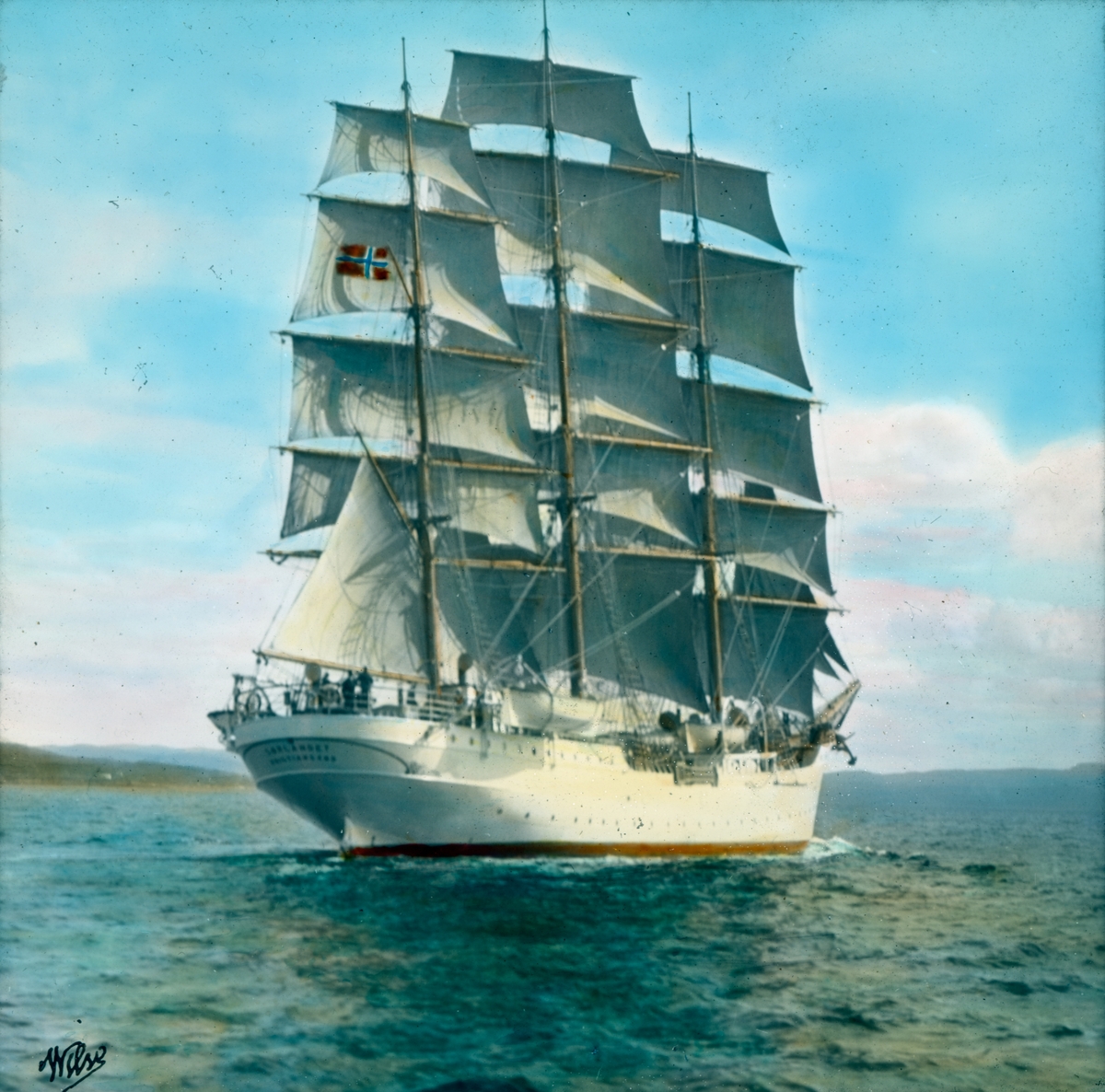 Håndkolorert dias. Seilskipet "Sørlandet" med fulle seil. Skipet er en tremastet fullrigger, som ble sjøsatt som skoleskip i 1927. 