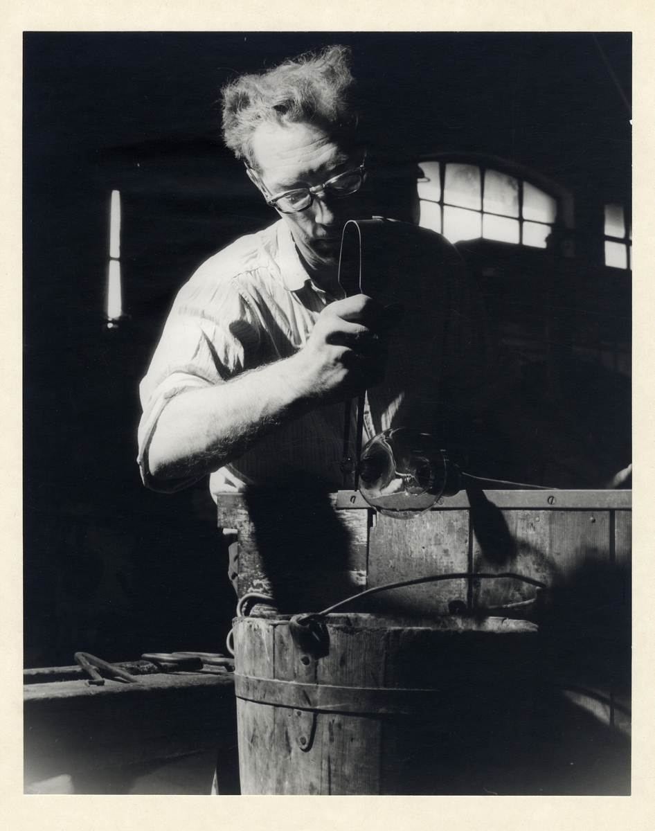 Glastillverkning, Gullaskruvs glasbruk.
En arbetare formar ett föremål.
