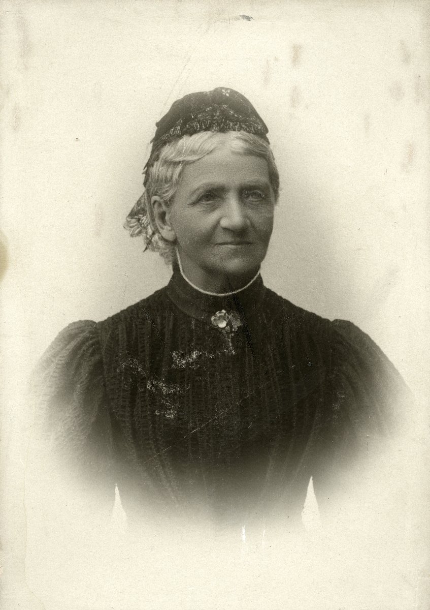 Enligt påskrift porträtt av Carolina Åman, född i Arboga den 29 juni 1818. Från 1843 gift med bokhandlaren i Linköping, Peter Mathias Sahlström.