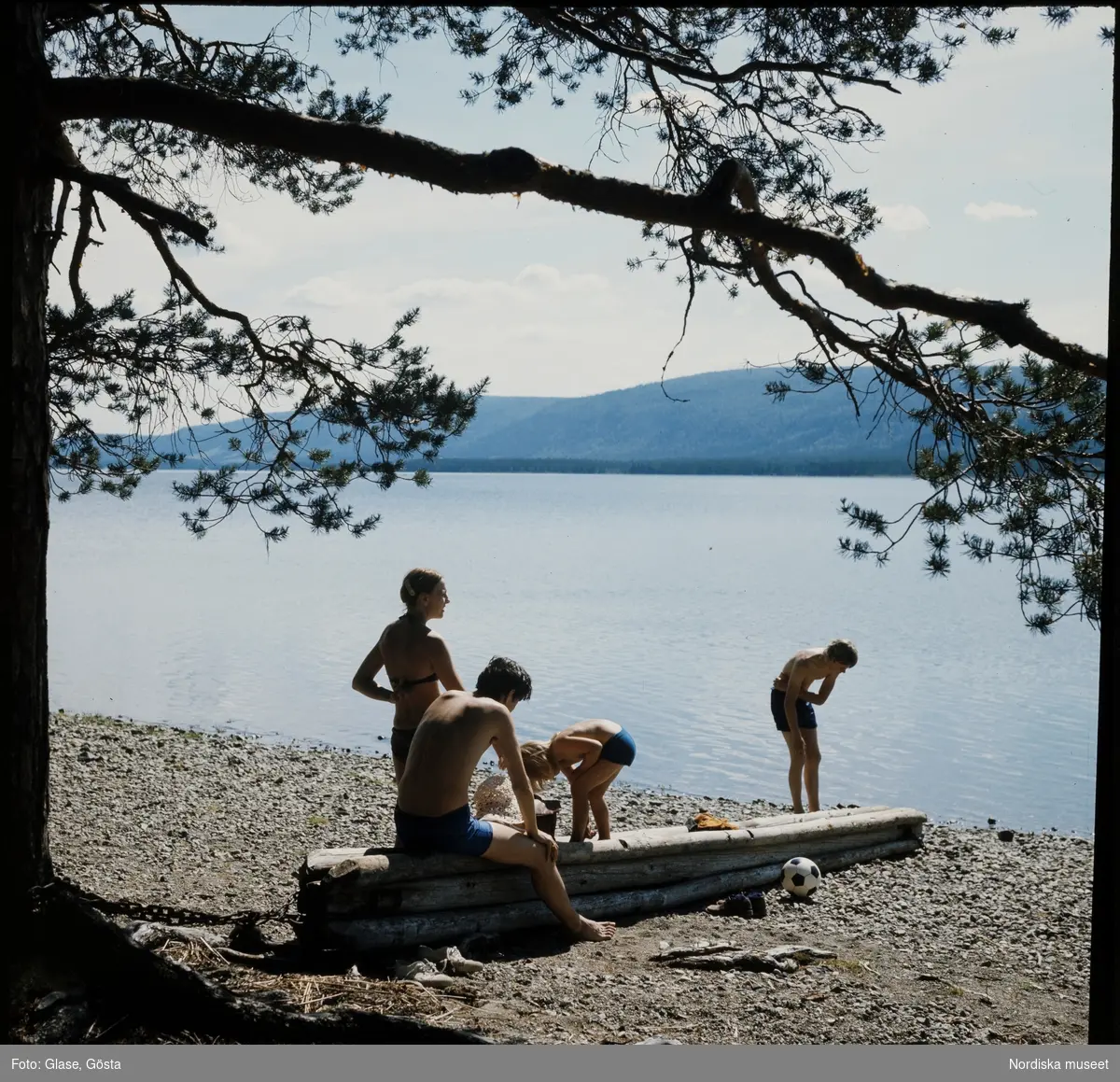 Familj på stranden till Klövsjön.