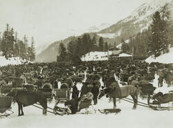 Tilskuere under Morven Cup i Olympiabakken i St. Moritz. U. 