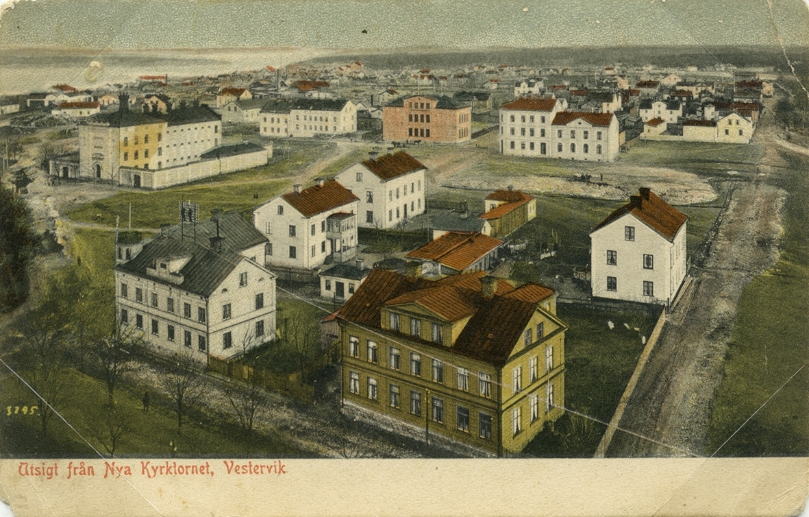 Text på vykort: "Utsigt från Nya Kyrktornet, Vestervik". (= Sankt Petri kyrka) Brefkort/Carte postale. Poststämplat 3 juli 1907.