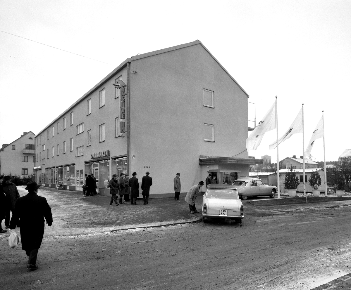 På Nya Tanneforsvägen 46 öppnade Linköpings sparbank 1963 landets tredje och länets första drive-in-bank. Kunderna kunde sitta kvar i bilen när de uträttade sina bankärenden. Bankens kunder till fots gick till luckan intill som då kallades walk-up.