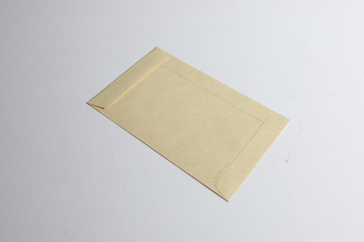 Rektangulær konvolutt. Tre bretter på baksiden, en er åpen.