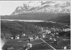 Bebyggelse og landskap på Grov. Bildet er tatt fra Sjøvoll o