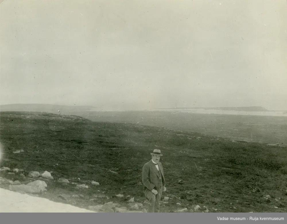 Carl ( et besøk fra Tyskland) ved Basis A over Vadsø. Bildet er fra midten av august 1917 og det er enda store sneskavler på fjellet.