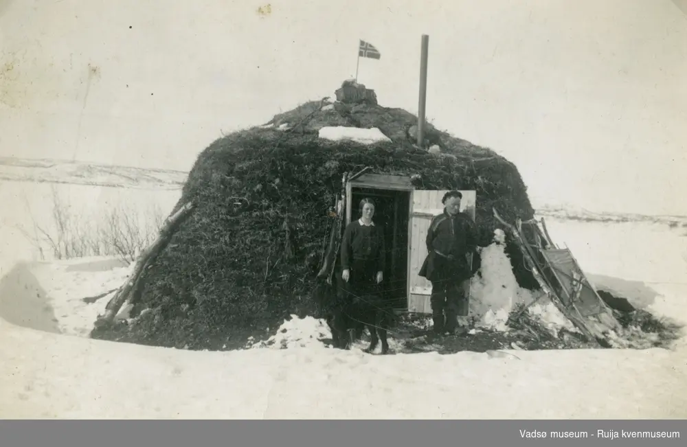 Gammen i Dirrgijavri, Nesseby kommune, første påskedag1938. Fra venstre: Lilly Simonsen, hunden Top og Mattis Iversen.