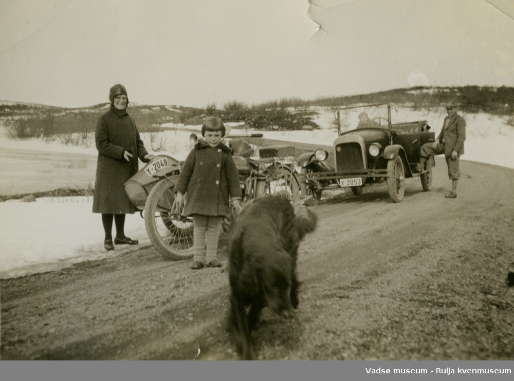 Harley-Davidson motorsykkel med sidevogn og bil på Seidafjellet i Tana kommune i Finnmark. Fotografert på 1930- tallet. Til venstre: Lilly Simonsen, foran Gerd og hunden Top.