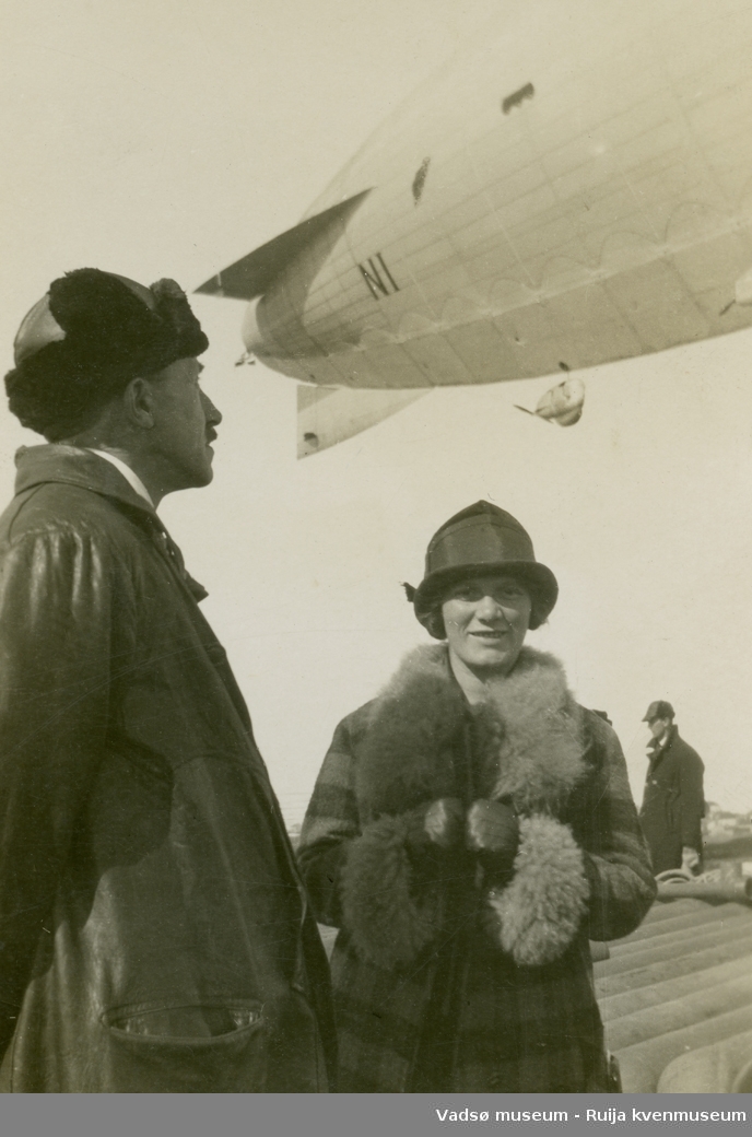 Lilly og Gunnar Simonsen under luftskipet Norges opphold i Vadsø 6.mai 1926.