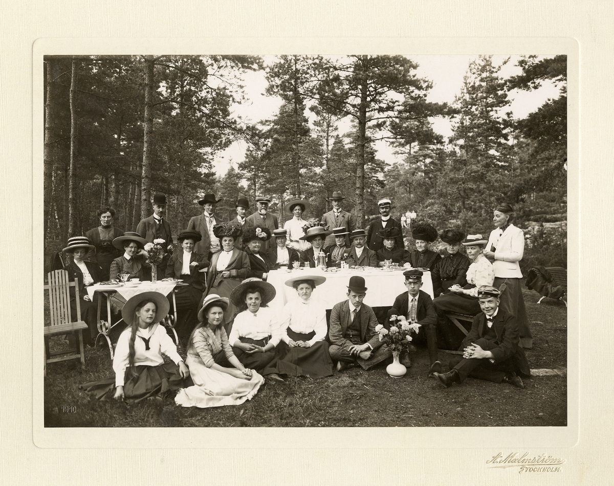Kaffebjudning i Kvarnhagen, 19 juli 1910.
Värdinnan fru Mathilda Apelgren står längst till höger.