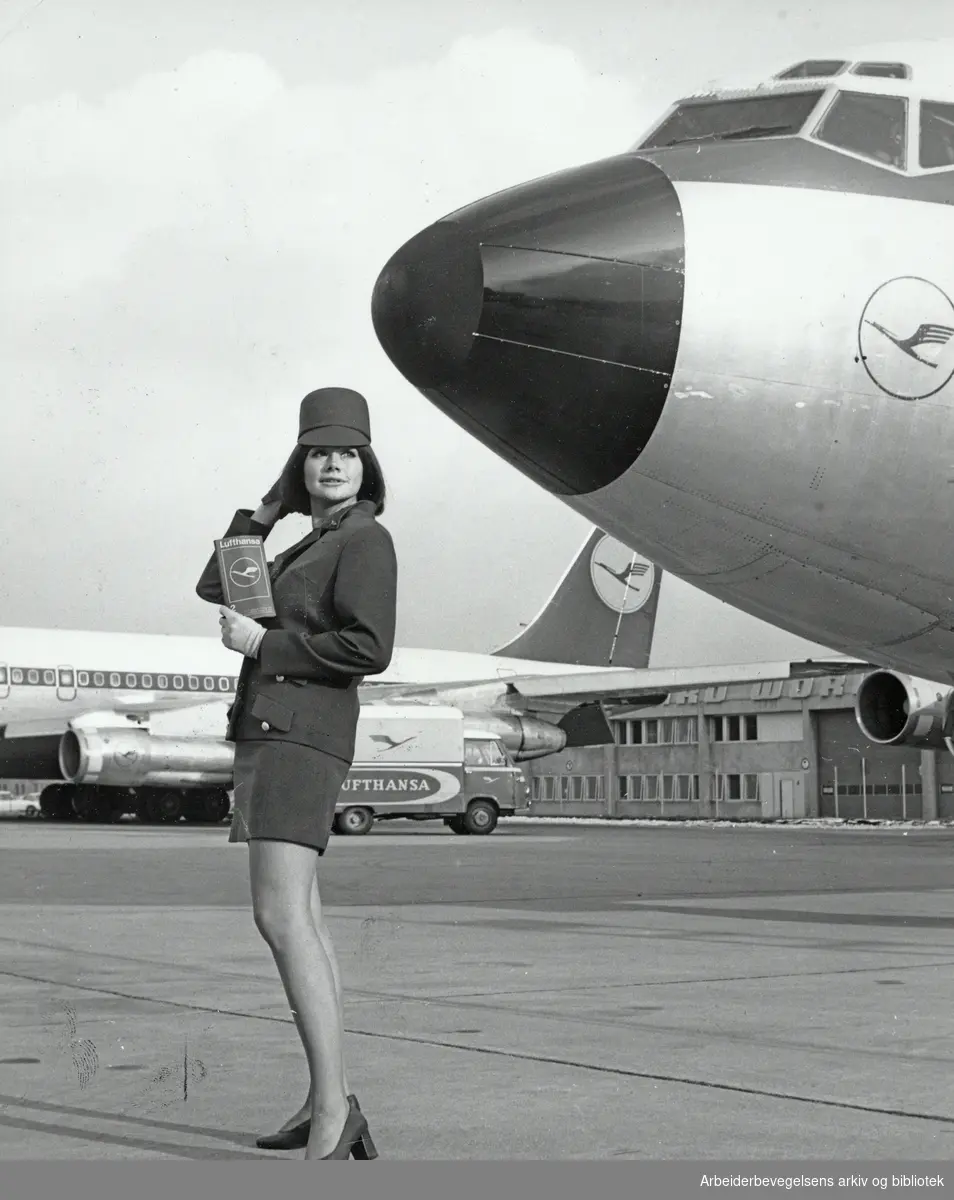 Tyske Lufthansa skal ansette 500 nye flyvertinner i løpet av 1973. Skandinavisk arbeidskraft er meget ettertraktet på grunn av gode språkkunskaper. Desember 1972