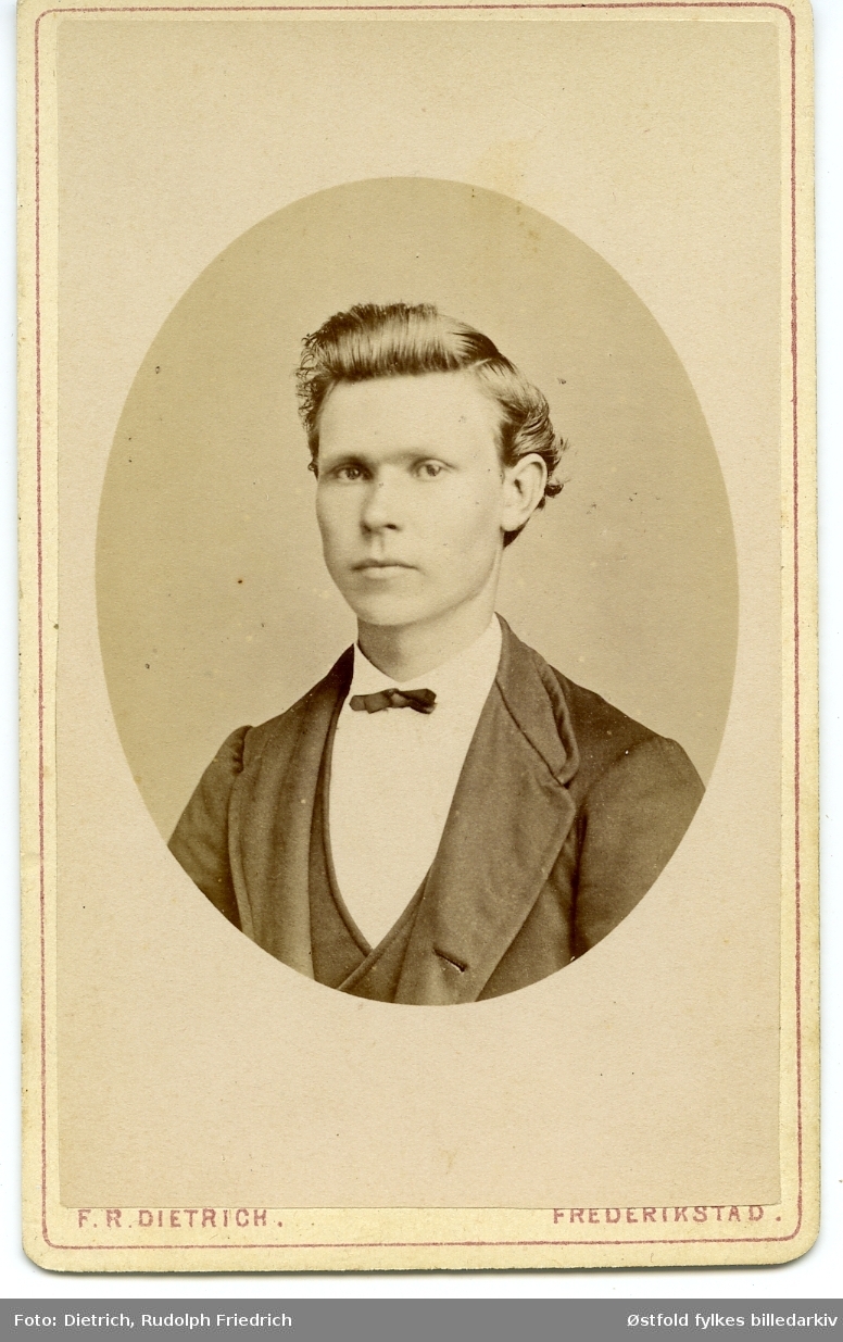 Fra Even Andersens album, ant Sarpsborg-distriktet.
Kan være Even Andersen, f. 1833 i Rakkestad, bosatt i Sarpsborg, Møllegaden, gårdsfullmektig og gift. (Folketelling 1865)