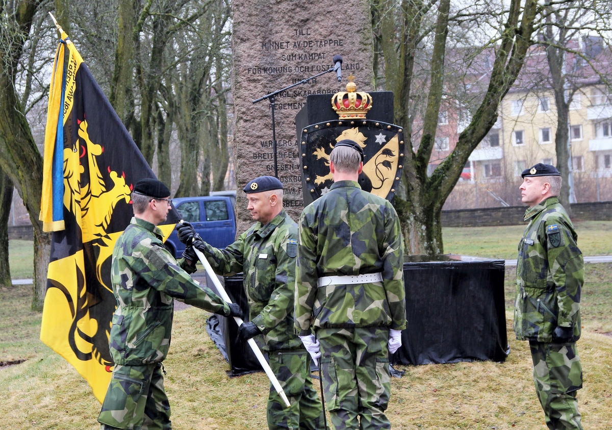 Byte av regementschef för Skaraborgs regemente, 2017-03-31. Fr.v: Pågående regch Bengt Alexandersson, arméchefen Karl Engelbrektson och avgående regementschef Fredrik Ståhlberg.