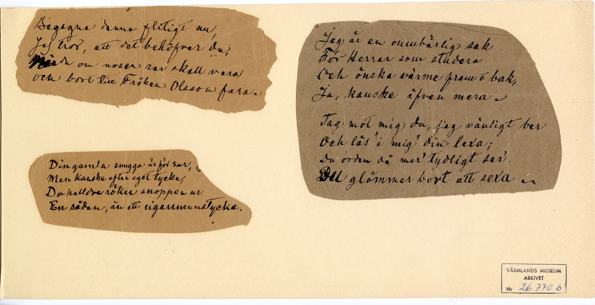 Tre verser skrivna på brunt kraftpapper, urklippta och uppklistrade på ett pappark. Stämpel med arkivnummer i nedre högra hörnet.