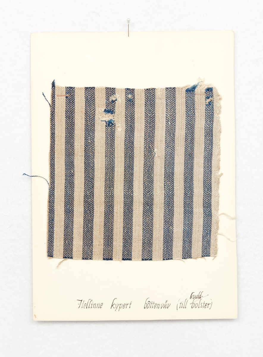 Tygprovssamling. 31 st ark av kartong med olika prover på textil (material - vävteknik) förvaras i brun pappkapsel. Prioverna insamlade av Hams Ulla Danielsson, Övertänger, Enviken.