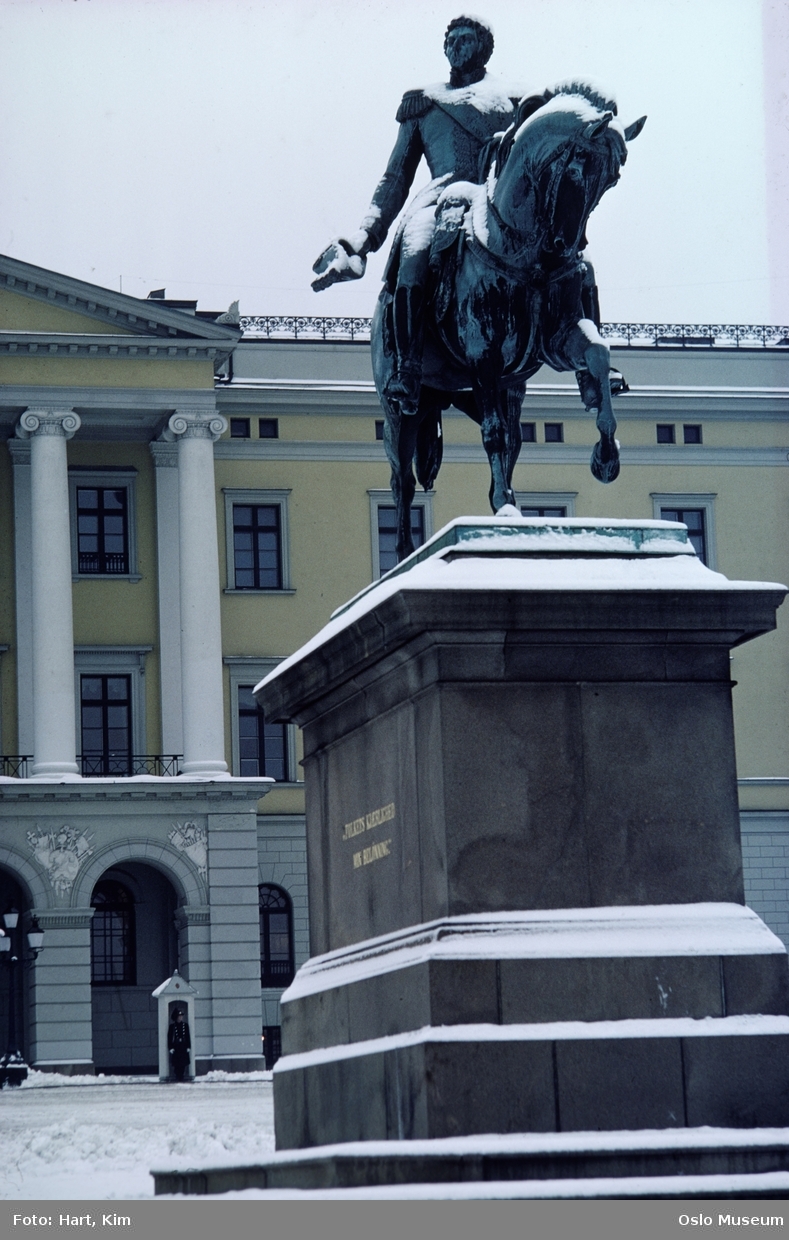 plass, Karl Johan-statuen, snø, Slottet
