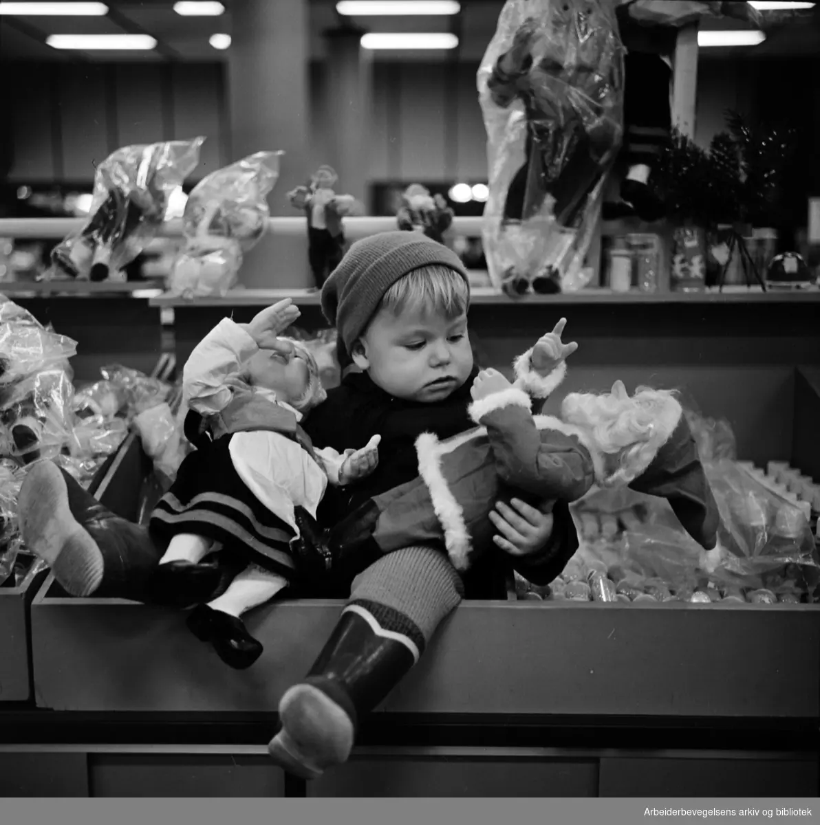 Magne salvesen, liten gutt med leker. Julen 1963