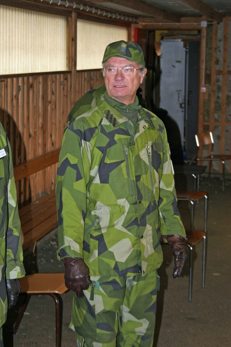 H M Konungen och Rikshemvärnschefens inspektion av Hemvärnet i Skaraborg 2007-10-27. H M Konungen.