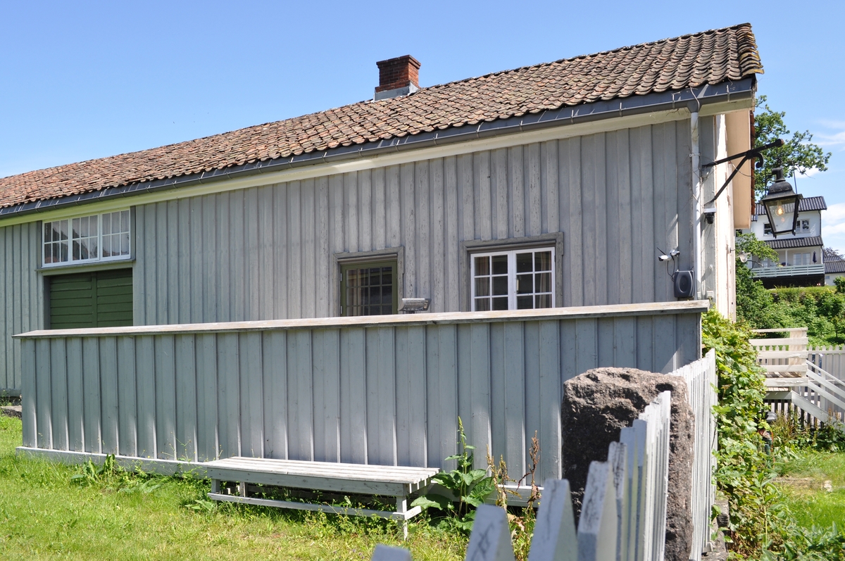 Østre uthusfløy på Søndre Brekke gård. Tømret og panelt uthusfløy som opprinnelig inneholdt vedskjul, kjøreport og vognskjul. Oppført samtidig med de øvrige fløyene 1811-13. Vaktmesterleilighet innredet 1970-75.