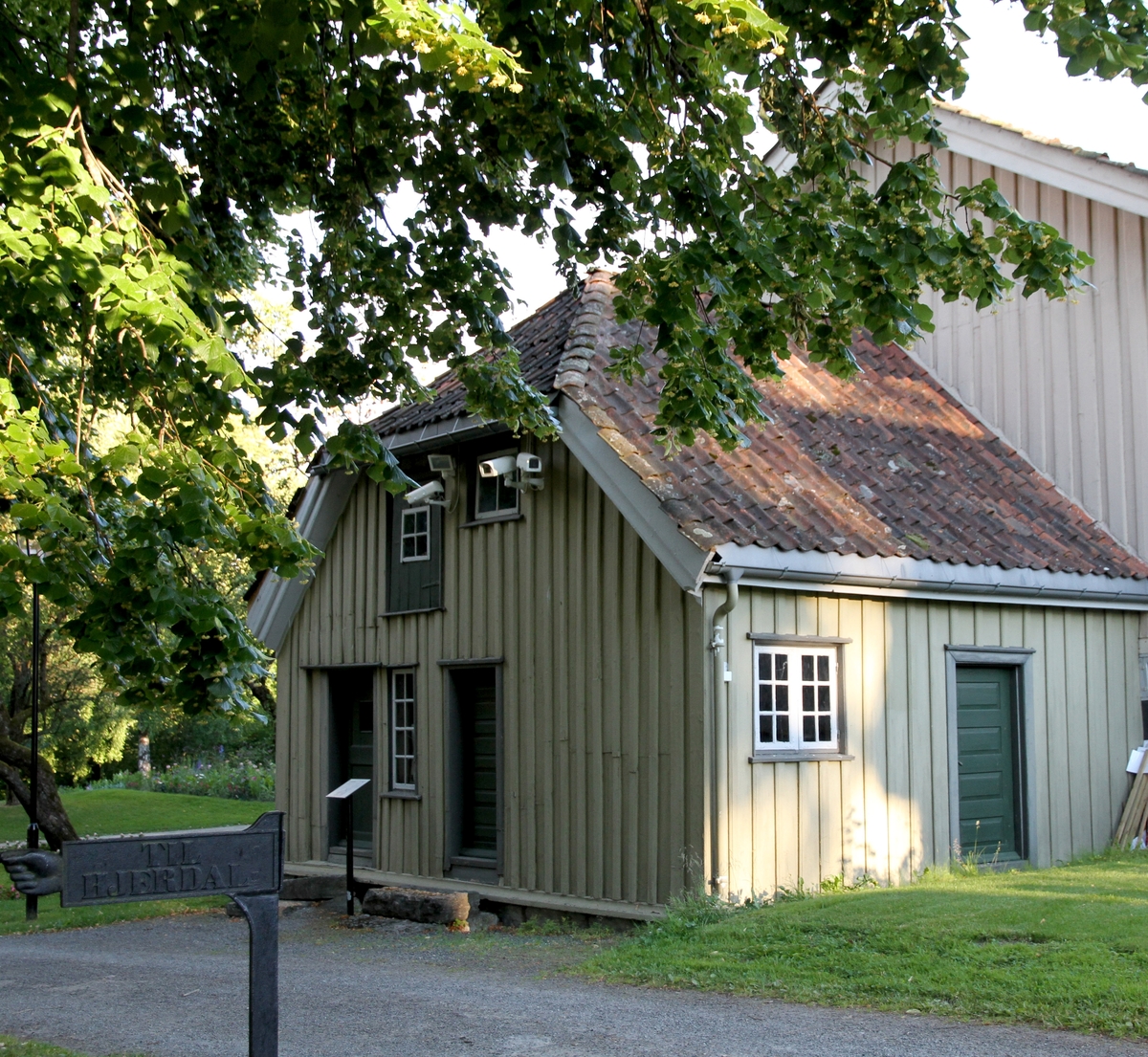 Butikkbygning fra Brevik, flyttet og gjenreist på museet 1912. Bygget omkring år 1800. Bindingsverk, panelt, høyt halvvalmet tak. Kledt med lektepanel, som har vært den vanlige paneltypen i Brevik. Inneholder butikklokale, boder og loft. Plassert inntil vestre uthusfløy, Søndre Brekke gård i Brekkeparken.