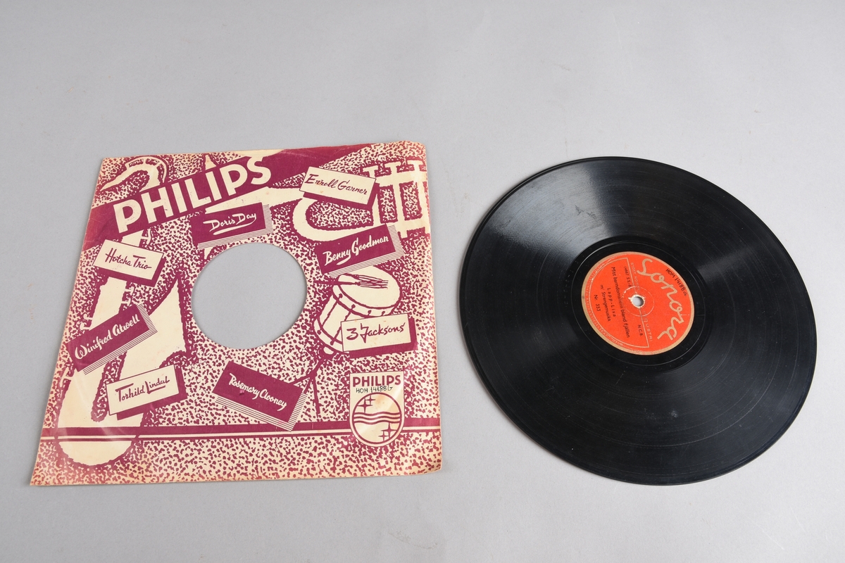 Sonora, 78-grammofonplate med musikk av Lapp-Lisa med strengemusikk. Plata har raud etikett med gullfarga. Ligg i eit plateomslag frå Philips med ulike artistnamn trykt på fram- og baksida.