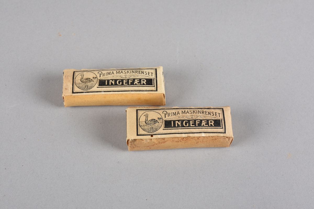 Fleire slag tørka og maltkrydder i originalpakningar frå ulike forhandlarar.
Innhald: 4 posar med "Malet pepper" og 1 pose med "Malet ingefær" frå B.A. Minde A/S Bergen
             2 posar med "Malet sort pepper" fra Gahres kem. Fabrik A/S Oslo
             1 pose med "Muskatblomme" frå Adolph von Tangen - Jordan
             1 pose med "Dumbara Pepper" frå Victor Lie Larsen, Bergen
             2 pakkar med "Prima maskinrenset Ingefær"
             1 pakke med "Prima maskinrenset Allehaande"
             1 pakke med "Malet Nellik garantert ren"
             1 pakke med "Pepper, Hel, sort"
             1 pakke med "Allehaande"