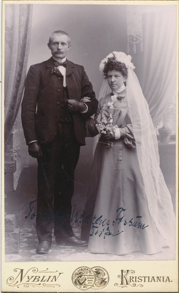 Torvald Fossum og Maren Kolstad

Blev gifte i vaar Frælsers kirke i Kristiania 1904