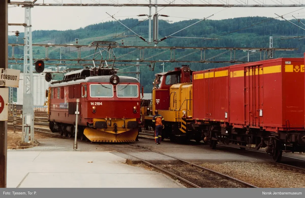 Elektrisk lokomotiv El 14 2184 på Trondheim stasjon. Til høyre disellokomotiv Di 5