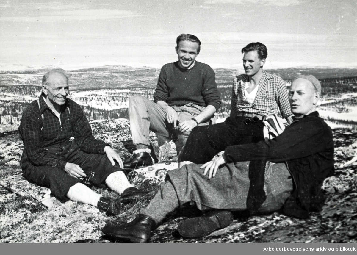 Martin Tranmæl, Odd Kjus, Einar Linderud og Einar Gerhardsen på Harpefoss, påsken 1946.