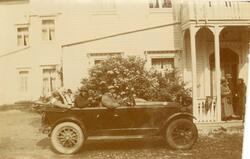 På tur med forden i 1921. Her ved Park Hotell på Åndalsnes.