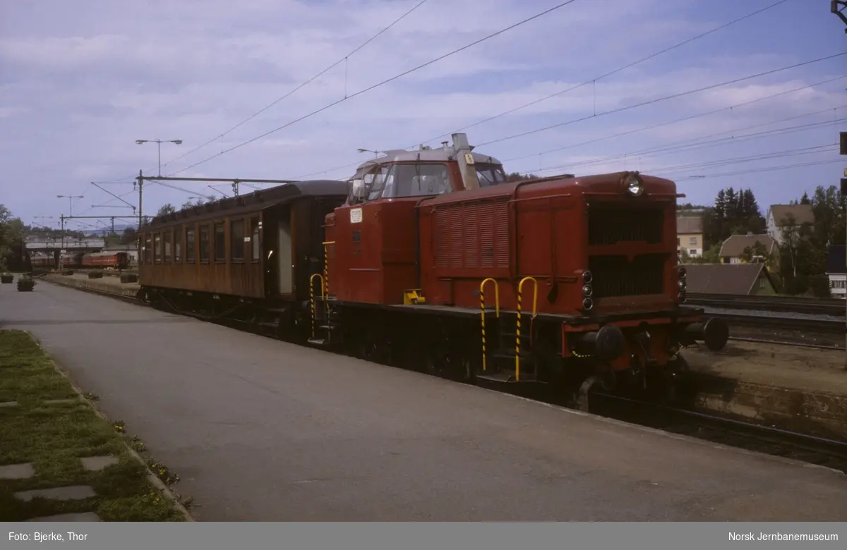 Narvik stasjon med diesellokomotiv Di 2 822 og personvogn B30 18099 i spor 1