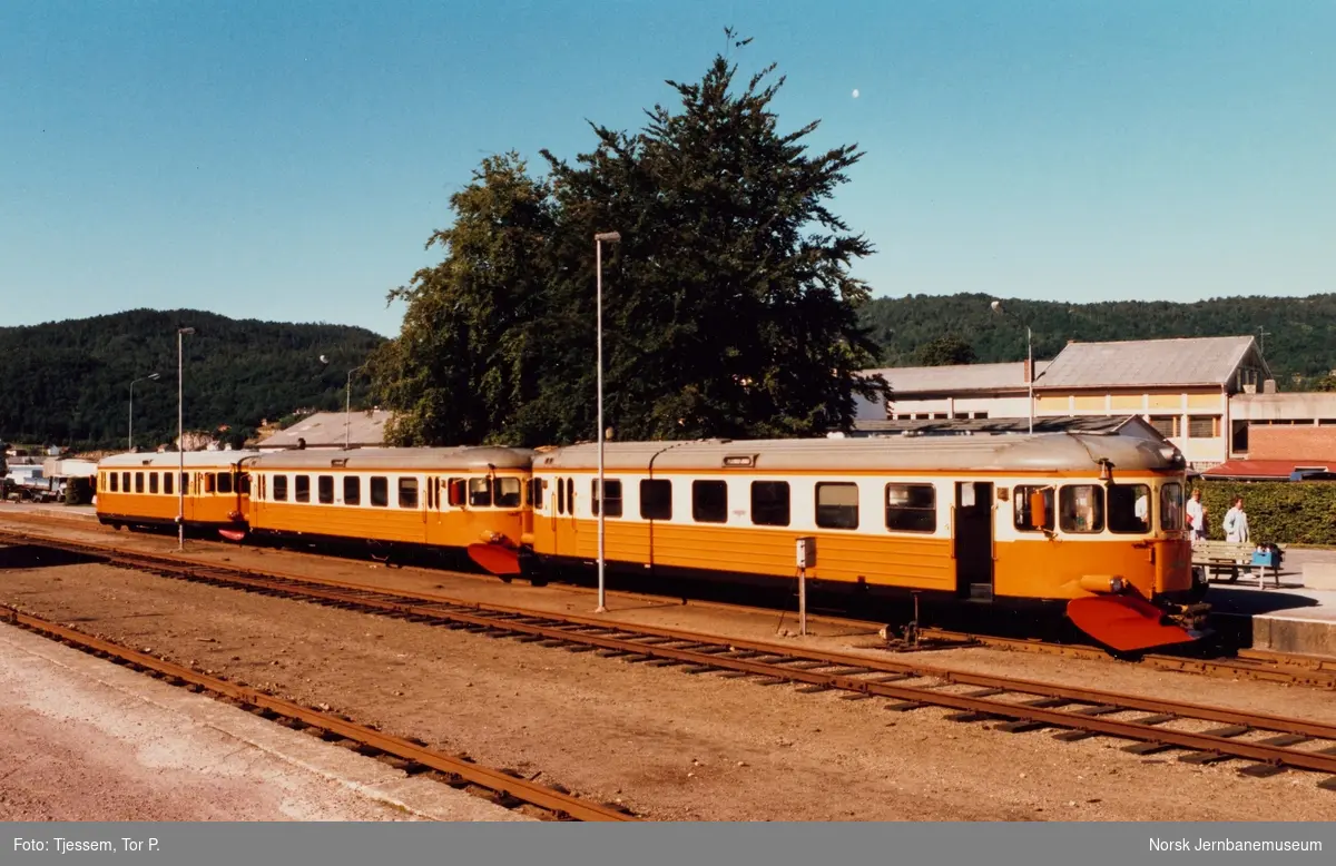 Dieselmotorvognene BM 89 04, BM 89 02 og BM 89 01 med persontog 760 fra Sira på Flekkefjord stasjon