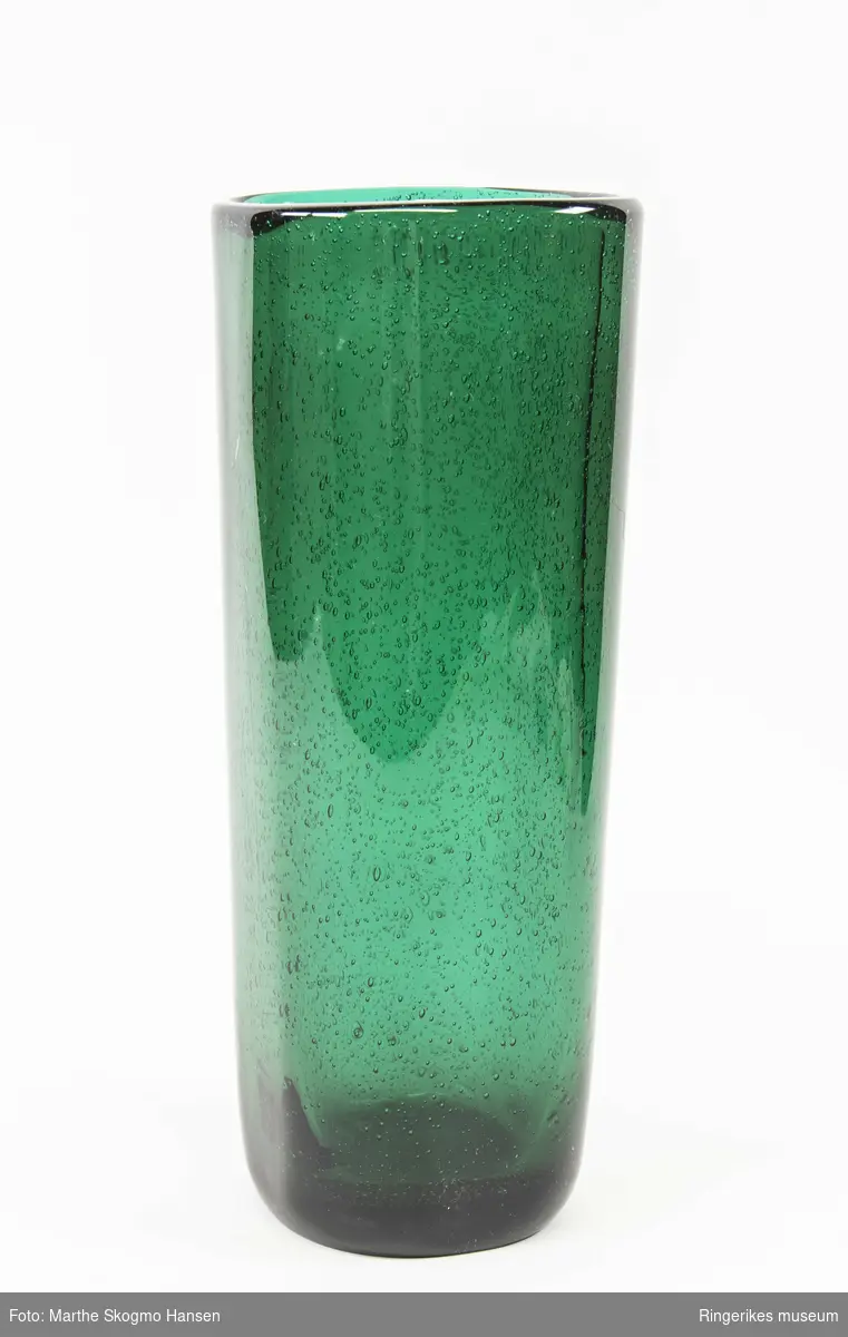 Grønn rund håndblåst glassvase med ujevn kant. Fra serien Grønland designet av Arne Jon Jutrem for Hadeland Glassverk i 1953.