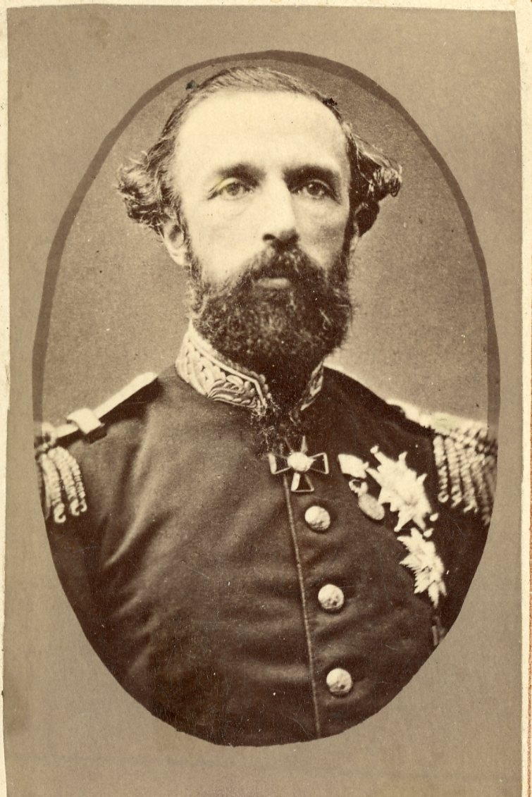 Kabinettsfotografi av en man i militär uniform med epåletter och ordnar på bröstet.