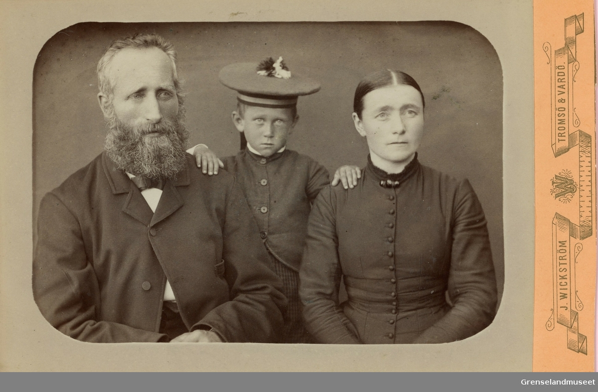 Portrett av Edward Bakken. Ordfører i Sør-Varanger 1887 - 1890. 
Her fotografert med hustru og sønn. 