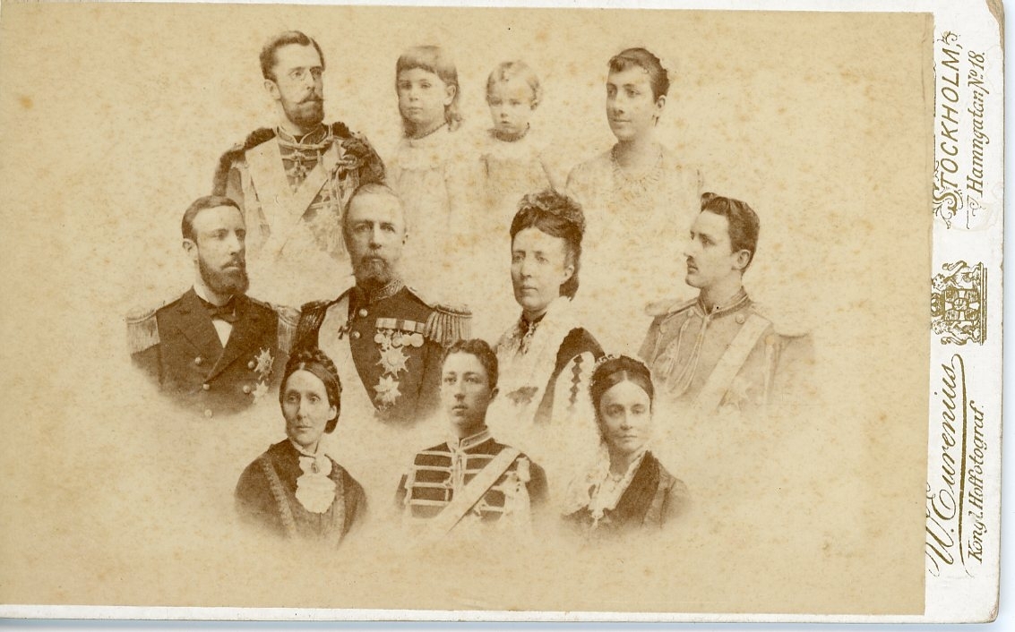 Kabinettsfotografi med mindre porträttbilder av Oscar II och drottning Sofia med barn och barnbarn.