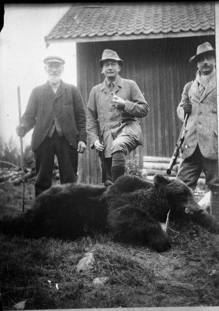Portrett av jegere med bjørn.

Fotosamling etter fotograf og skogsarbeider Ole Romsdalen (f. 23.02.1893).