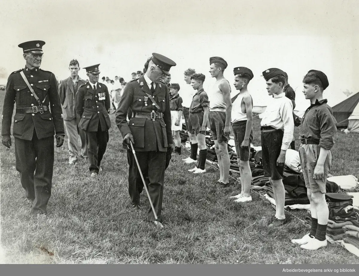 Ungdommer fra "The London Church Lads Brigade" blir inspisert av Major Josselyn ved Kingsdown; Dover i England. Arbeidermagasinet. Juli 1928