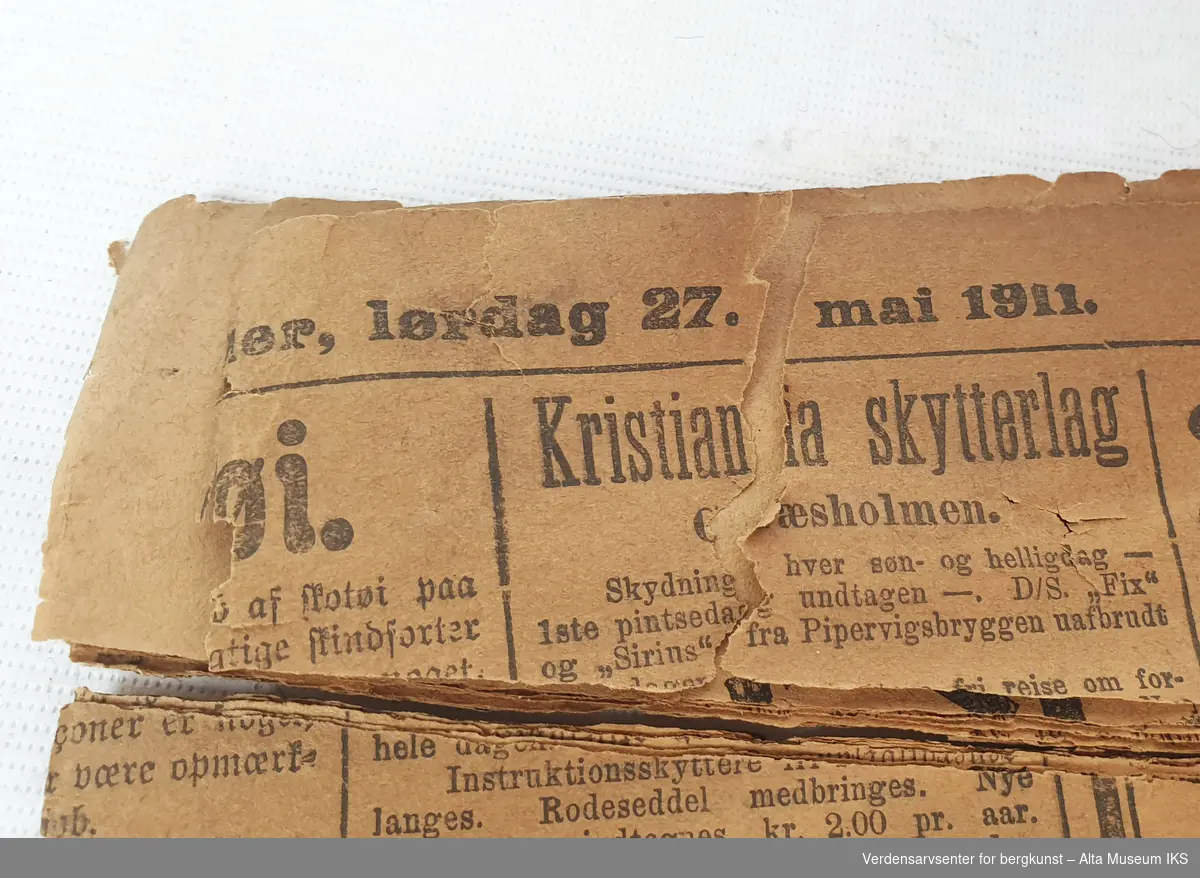 Avisa Norske Intelligenz-Seddeler fra 27. mai 1917. Gjenstanden er i svært dårlig stand og består av mange enkeltfragmenter.