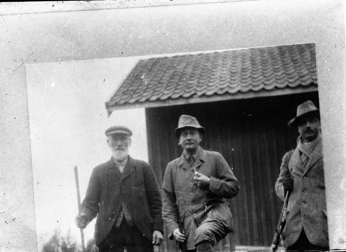 Portrett, Isak Romsdalen (1848) og to menn på bjørnejakt, reprofotografi.

Fotosamling etter fotograf og skogsarbeider Ole Romsdalen (f. 23.02.1893).