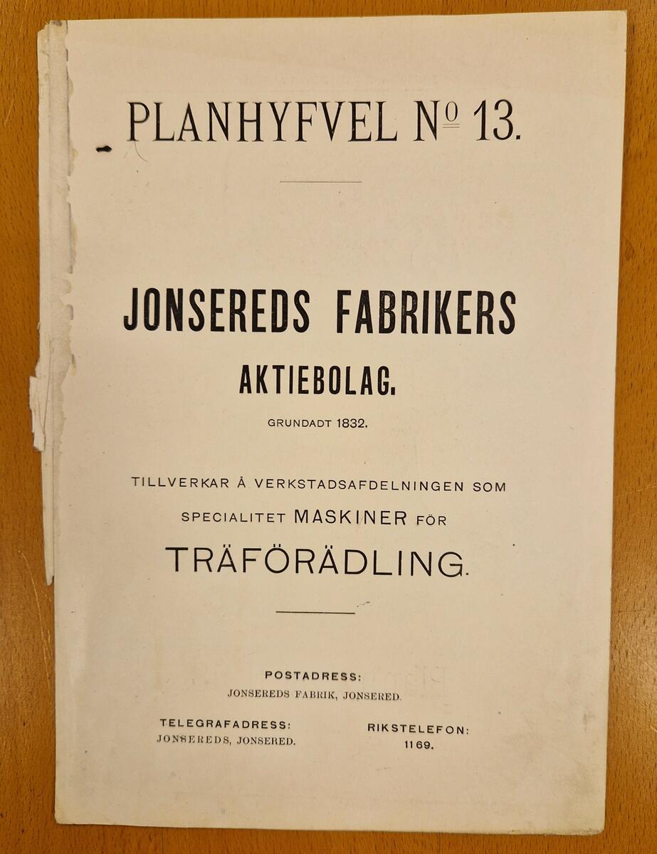 Arkivkartong.
1. Katalog No 250 A/B B.A. Hjorth &Co. 28 sidor. Gåva av AB Fröberg & Sjöberg Sundsvall 3/7 1963. Tryckår 1912.
2. Information om bagarskrået.
3. Information: "All åverkan af egendom o.s.v." Sundsvall den 1 maj 1914.
4. Plakat om planteringarne.
5. Fotografi av Östbergsgården. Högbergsrummet. Fotos: Haglund SCA sept. 1956.
6. Dito.
7. Dito.
8. Dito. 
9. Dito. 
10. Olof Högbergs arbetsrum i Finnkyrka.
11.Finnkyrka, Njurunda. Fotograf: Conny Grees, Bunsta. 
12. Förstoring av fotografi. Se MFF 12033 + MFF12034.
13. Kuvert innehållande: "Olof Högberg Torsåkersbygdens Förtider."
14. Fotografi av okänt teatersällskap.
15. Fotografi av tre okända skådespelare.
16. Fyrsidig information om planhyfvel no 13.
17. Sex sidor om planhyvlar.
18. MFF5825.
19. MFF5824.
20. MFF5826.
21. MFF5823. 
