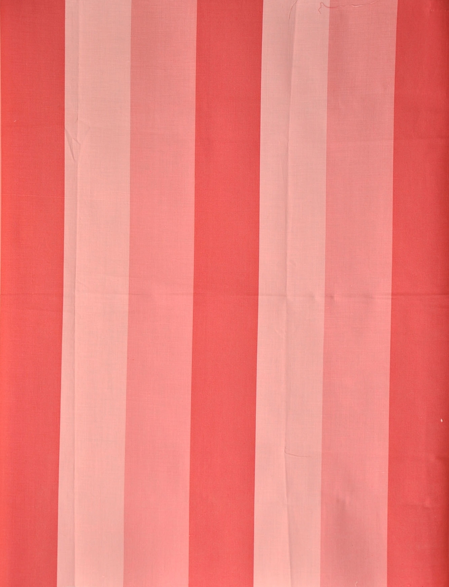 Bomullstyg, 1960-talet.
Beklädnadstyg på 90 cm bredd, randigt mönster i olika rosa nyanser.
Otvinnat garn.
Krafig appretur.