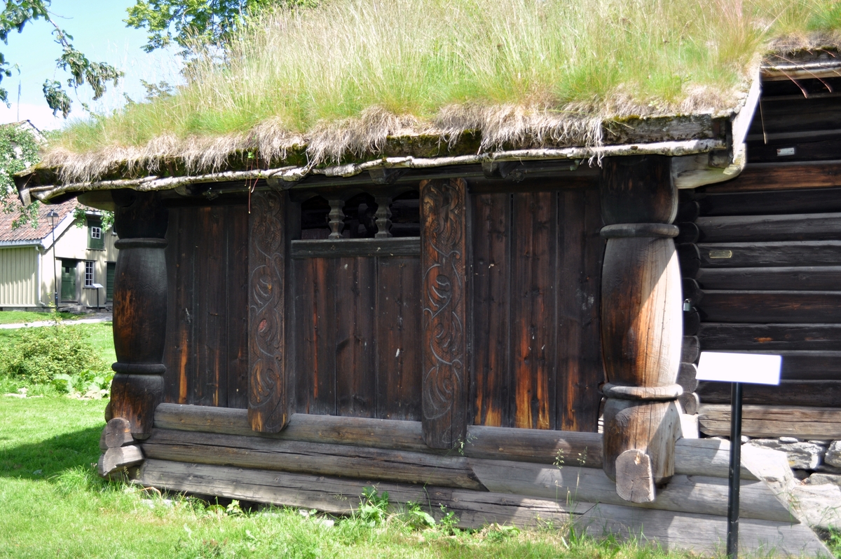 HOLTASTOGA  Frå garden Holta i Sauherad 
Holtastoga representerer den gamle treromsstoga slik ho fekk si utforming i Aust-Telemark. Treromsstogene har ein grunnplan med eit stort stogerom, kove og ei mindre forstoge. Treromsplanen er ein gamal grunnplan, kjent helt frå mellomalderen, og i fjellbygdene i Telemark er den brukt heilt opp mot det 20. hundreåret. I Grenlandsbygdene blei treromsstogene tidleg avløyst av grunnplanar med eige kjøken. Innreiinga er, som i dei fleste gamle bondestoger, veggfast. Innreiinga i Holtastoga, datert 1785, er typisk for Aust-Telemarksstogene med to hjørneskåp (roskåp), to matskåp og to høgsete. Husbonden sjølv sat i høgsetet diagonalt i høve til peisen (spissen). Over framskap og seng er det ei mektig kronelist med bibelsk innskift. 

Holtastoga står på museet saman med andre bygningar frå Aust-Telemark: Haugjordlåven og Tveitenstoga frå Heddal og Voltveitloftet frå Sauherad. Til saman utgjer desse bygningane eit Aust-Telemarkstun. Aust-Telemark har mange kulturtrekk som skil seg ut frå Vest-Telemark, Tinn og Grenland. Holtastogas innreining er utført av Neri Matsson, datert 1785.  Stogas tømmer er av mindre dimensjonar, svalgang med stolper og stavverk.


THE HOLTA COTTAGE
The Holta cottage represents the old three-room cottage as it was modelled in East-Telemark. The three-room cottages have a ground plan with a large living room, a small room and a smaller entrance hall. The three-room plan is an old ground plan dating back to the Middle Ages and in the mountain districts in Telemark it was used right up to the 20th century. In the villages in Grenland the three-room cottages were soon replaced by more advanced ground plans with a separate kitchen.

The fixtures are, as in most old peasant cottages, attached to the wall. The fixtures in the Holta cottage, dated 1785, are typical of the cottages in East-Telemark with two corner cupboards, two food cupboards and two top benches.  The master of the house himself sat in the top seat diagonally opposite the fireplace (the head). Above the cupboards and the bed there is an enormous crown carving with biblical inscriptions. 

The Holta cottage stands in the museum along with other buildings from East Telemark: the Haugjord barn and the Tveiten cottage from Heddal and the Volltveit loft from Sauherad. Together these buildings make up a small East Telemark country courtyard.

East Telemark has many cultural features which differ from West Telemark, Tinn and Grenland.