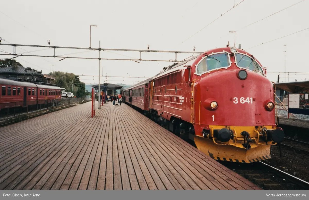 Diesellokomotiv Di 3 641 med persontog fra Røros til Oslo S, tog 376, på Lillestrøm lstasjon