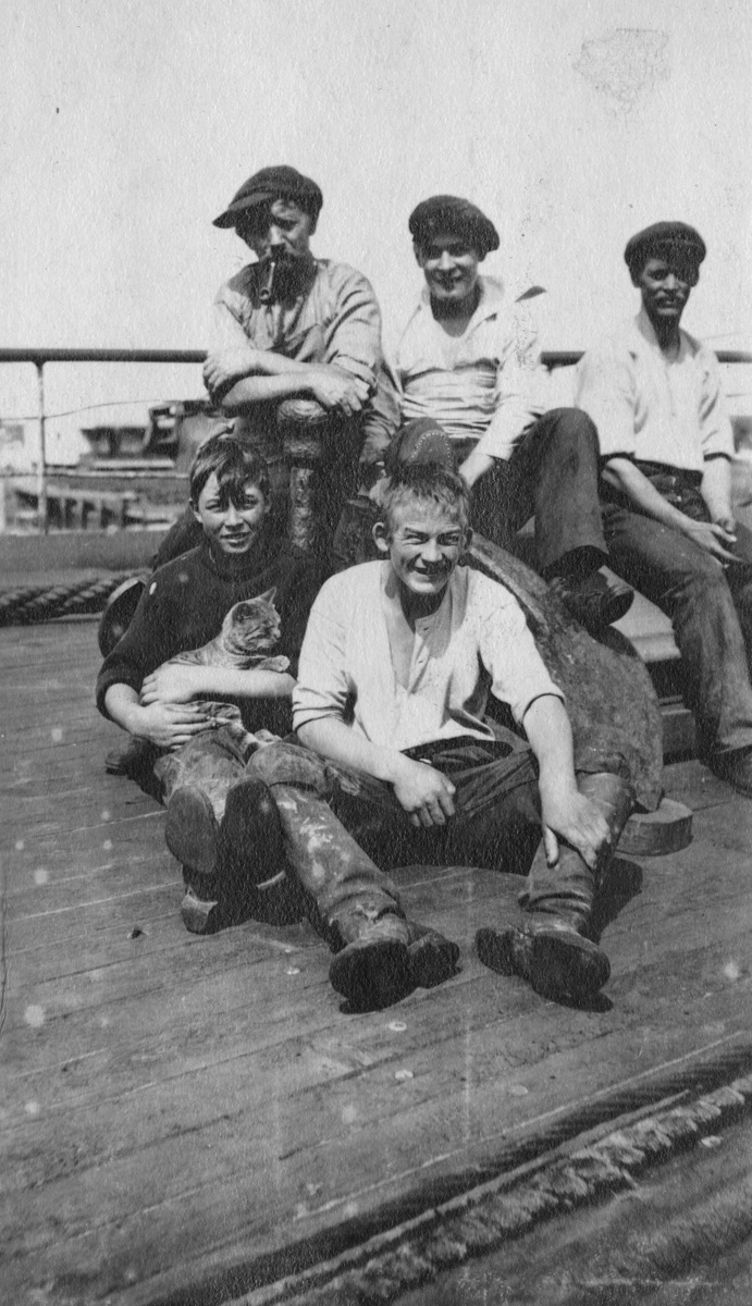 Fem sjømenn og en katt på dekk, antagelig PERICLES i 1918.