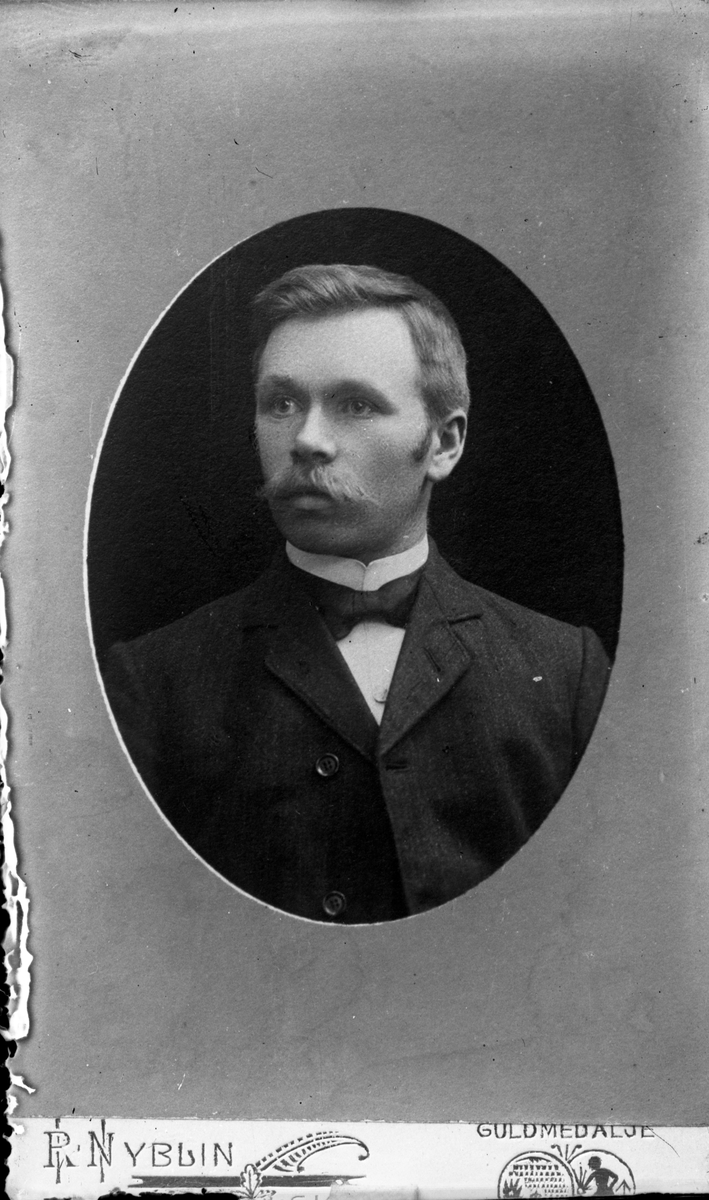 Portrett av mann. Peder Romsdalen? (1887)

Fotosamling etter fotograf og skogsarbeider Ole Romsdalen (f. 23.02.1893).