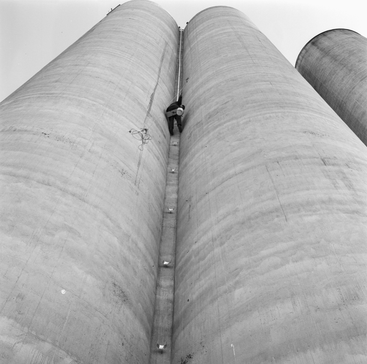 Läggning av tak på silotorn, Nils-Olov Larsson, Uppland 1969
