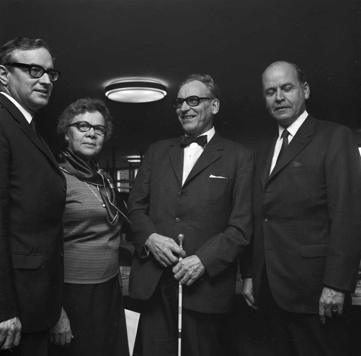 Män och kvinna på konferens i Tierp, Uppland 1969