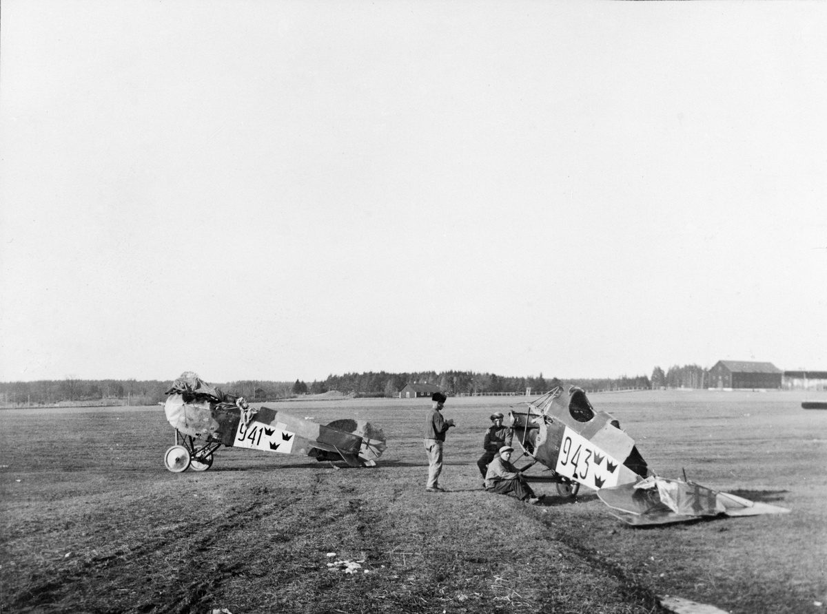 Skrotning av två flygplan Phönix D. II, nr 941 och 943, 1921. Manskap i arbete med att ta bort vingställ och motorer. Skrotning skedde efter haveri i Norge.