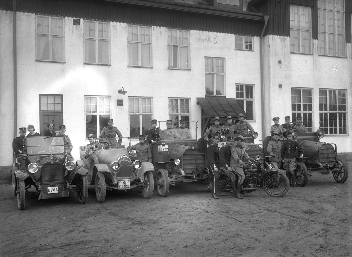 Del av fordonsparken vid Svea trängkår (T 1) i Linköping visas upp. Odaterad bild från något av 1920-talets sista år.